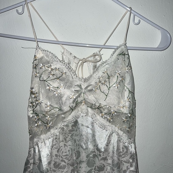 Silky Cut out dress - Picture 3 of 10